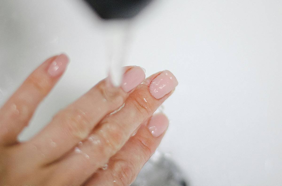 Bar chart comparing acetone-only vs. swift nail varnish removers showing reduced removal time and lower moisture loss