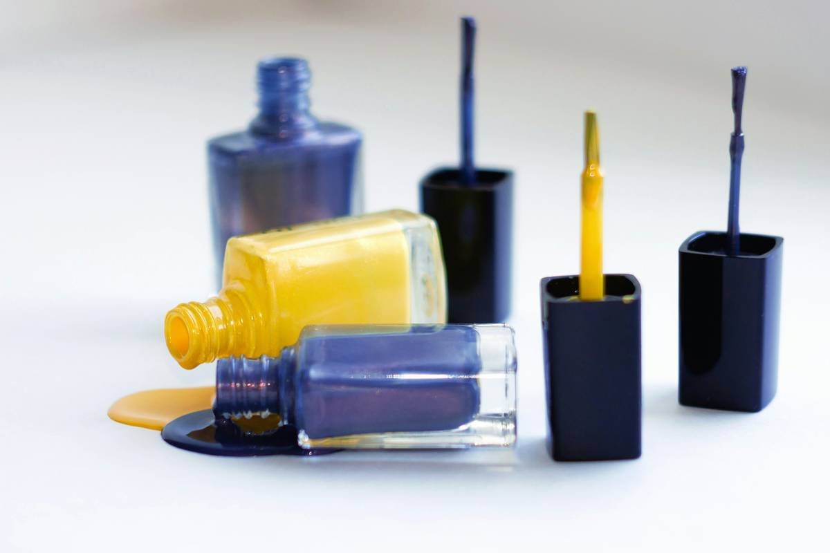 Comparison chart showing acetone vs. acetone-free vs. conditioning nail cleaning solutions with moisture retention metrics