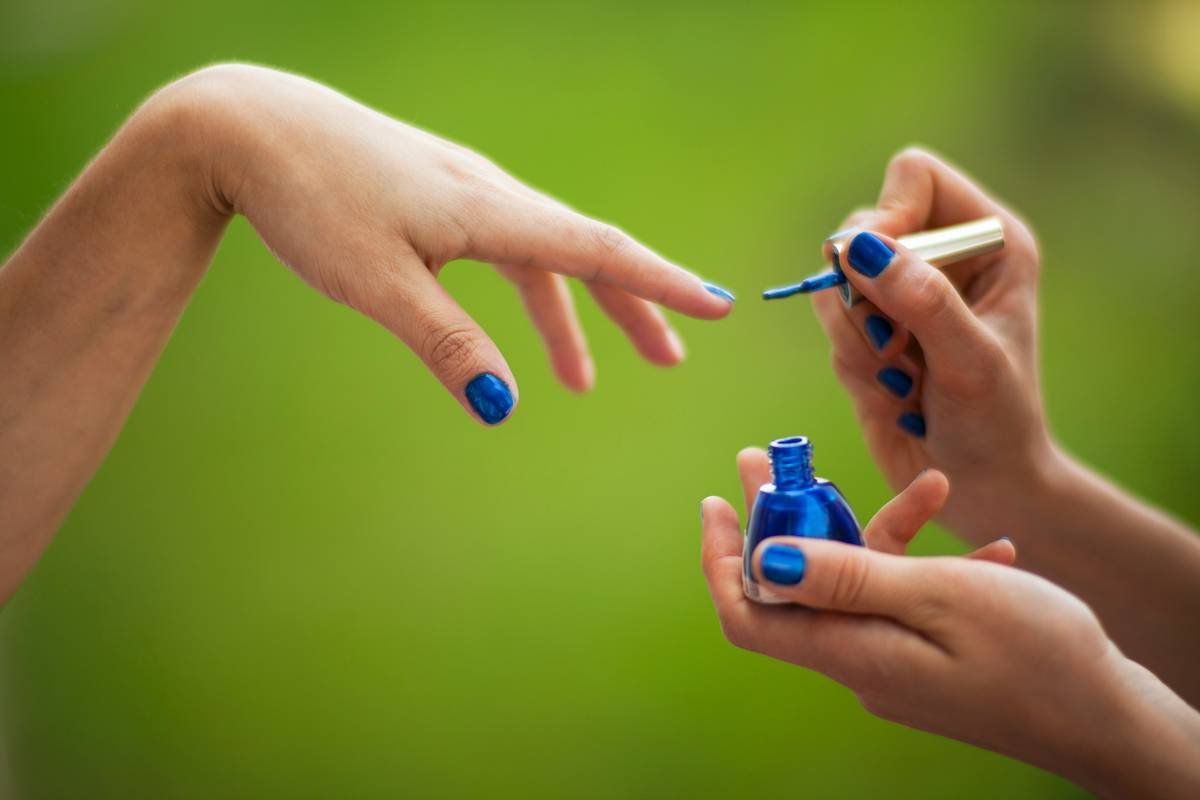 Comparison chart showing effectiveness and drying potential of acetone vs. non-acetone nail enamel removers