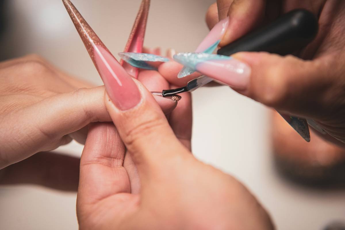 Infographic comparing acetone vs non-acetone quick-dry nail removers: removal time, nail dehydration risk, and effectiveness on glitter/gel
