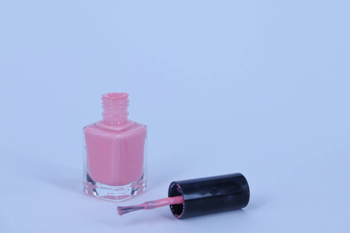 Comparison chart showing differences between nail cleansing liquid and standard nail polish remover by function, ingredients, and pH