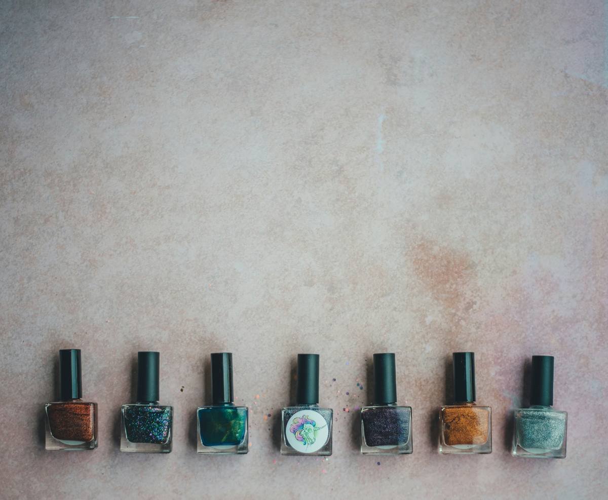Infographic comparing acetone vs. acetone-free nail lacquer cleaner ingredients and effects on nail health